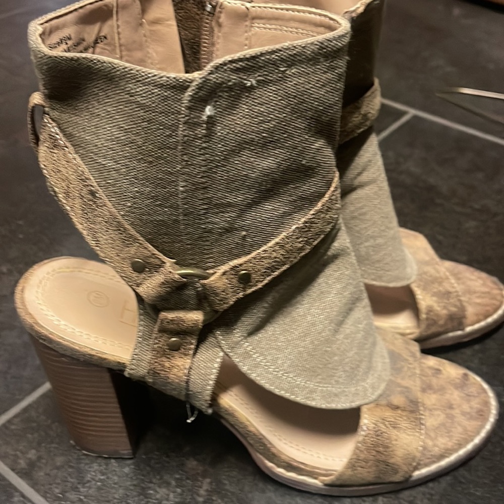 Women’s shoe size 9. Brown. Heel. Zipper slip on.